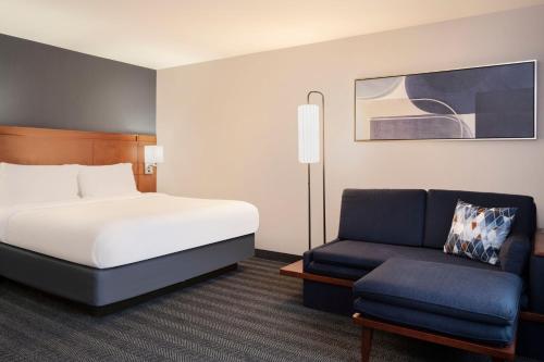 Courtyard by Marriott Columbus New Albanyにあるベッド