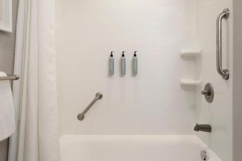 Courtyard by Marriott Columbus New Albanyにあるバスルーム