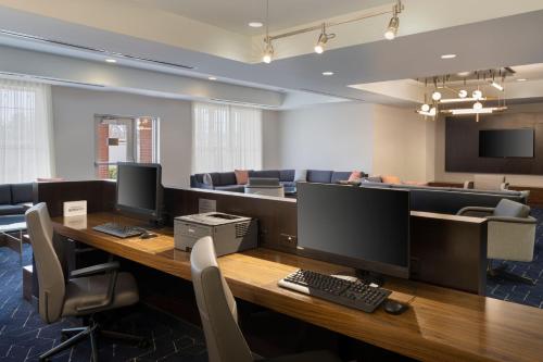 Courtyard by Marriott Columbus New Albanyにあるテレビまたはエンターテインメントセンター