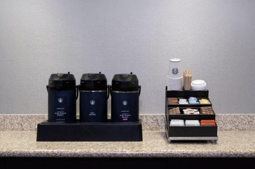 Courtyard by Marriott Columbus New Albanyにあるコーヒーまたはお茶