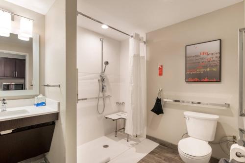 uma casa de banho com um WC, um lavatório e um chuveiro em TownePlace Suites by Marriott Greensboro Coliseum Area em Greensboro