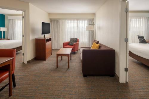 une chambre d'hôtel avec un canapé et un lit dans l'établissement Residence Inn Bozeman, à Bozeman