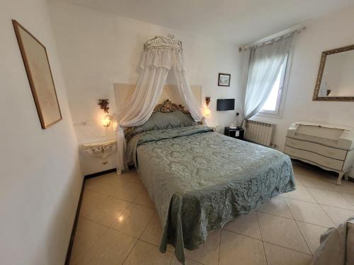 a bedroom with a bed with a canopy at Cà Isabella in Venice