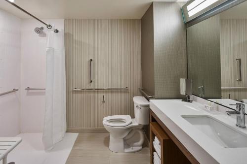 La salle de bains est pourvue de toilettes, d'un lavabo et d'une douche. dans l'établissement Courtyard by Marriott Albany Airport, à Albany