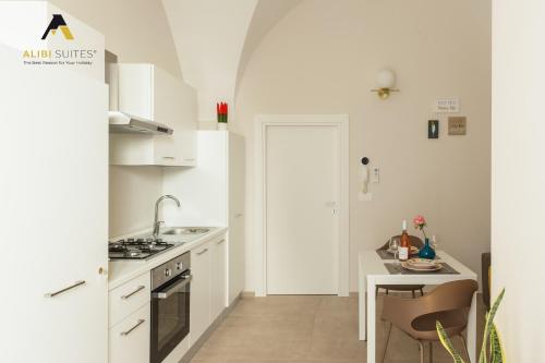 Η κουζίνα ή μικρή κουζίνα στο [Alibi Suites] Suite Fieramosca Spa & Relax