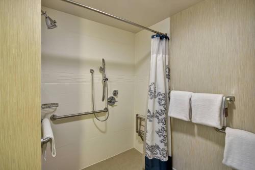 bagno con doccia e tenda doccia di Residence Inn Lexington South Hamburg Place a Lexington