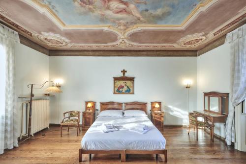 um quarto com uma cama com um quadro no tecto em Villa Ada Historic 800s em Mandello del Lario