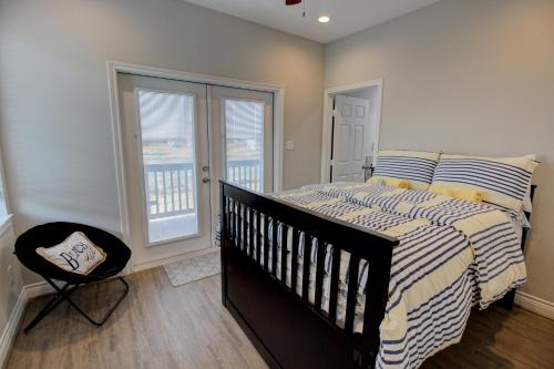 una camera con letto nero e balcone di Beachview 2 Story Home with 4 Decks a Galveston