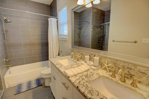 bagno con lavandino, vasca e servizi igienici di Beachview 2 Story Home with 4 Decks a Galveston