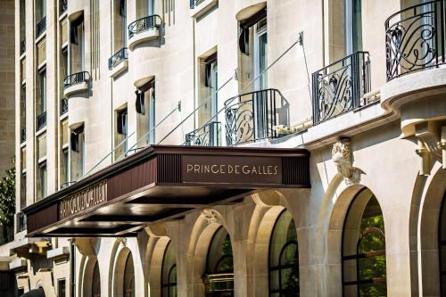 ein Gebäude mit einem Schild für den Eingang zu einer Synagoge in der Unterkunft Prince de Galles, a Luxury Collection hotel, Paris in Paris