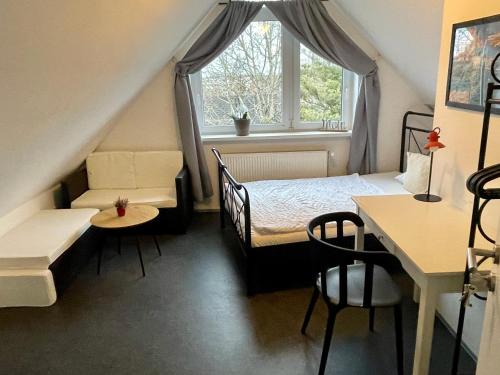 ein kleines Schlafzimmer mit einem Bett und einem Fenster in der Unterkunft Gästehaus Vigliarolo in Elmshorn