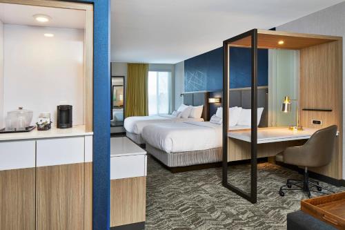 SpringHill Suites Charlotte at Carowinds في تشارلوت: غرفة في الفندق مع سرير ومكتب