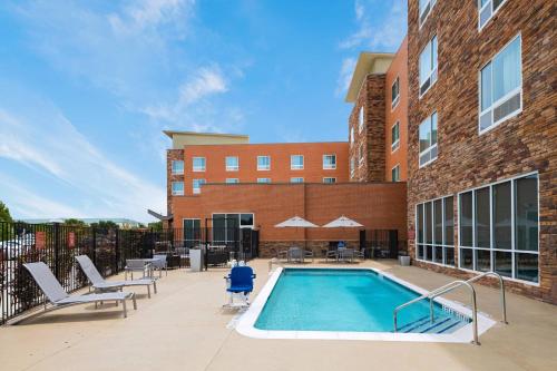 a swimming pool in front of a building at TownePlace Suites by Marriott Dallas DFW Airport North/Irving in Irving
