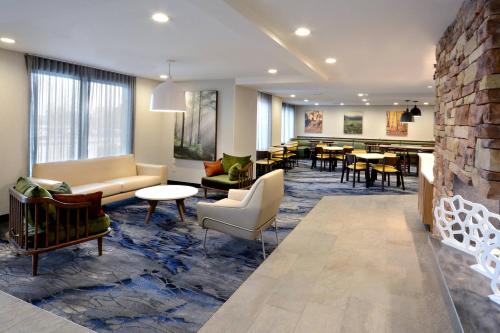 Гостиная зона в Fairfield Inn Greensboro Airport