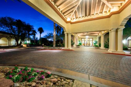 an empty lobby of a resort at night at Marriott's Shadow Ridge II - The Enclaves in Palm Desert
