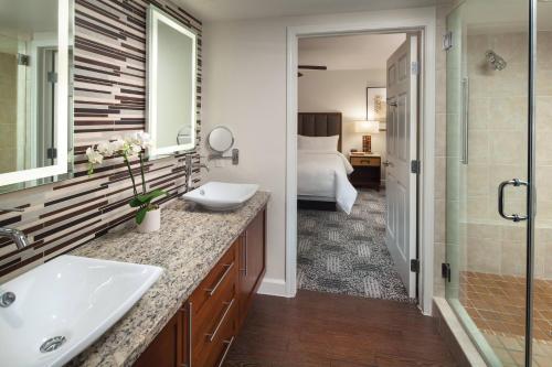 uma casa de banho com um lavatório e um chuveiro em Marriott's Shadow Ridge II - The Enclaves em Palm Desert