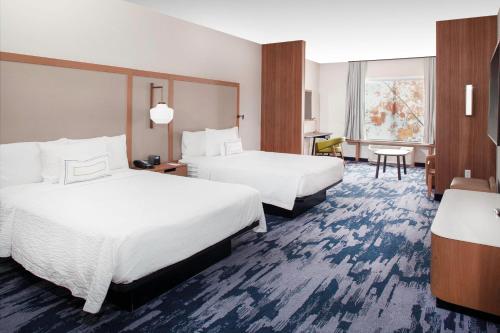 um quarto de hotel com duas camas e uma secretária em Fairfield Inn & Suites by Marriott Fort Morgan em Fort Morgan