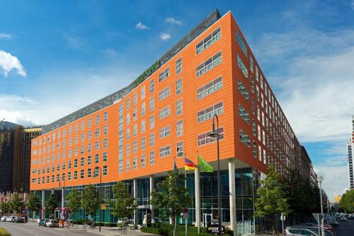 ein orangefarbenes Gebäude in einer Stadtstraße in der Unterkunft Courtyard by Marriott Berlin City Center in Berlin
