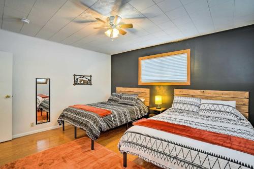 een slaapkamer met 2 bedden en een plafondventilator bij Ranch Suite Condo Less Than 1 Mi to National Park in Medora