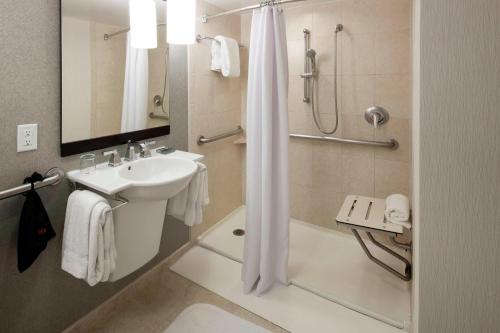 Ένα μπάνιο στο Fairfax Marriott at Fair Oaks