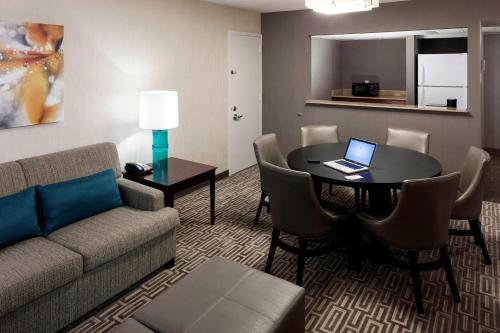 Χώρος καθιστικού στο Fairfax Marriott at Fair Oaks