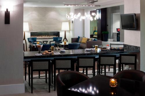 Μια τηλεόραση ή/και κέντρο ψυχαγωγίας στο Fairfax Marriott at Fair Oaks