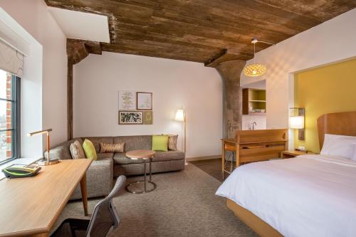 een hotelkamer met een bed en een bank bij Element Moline in Moline