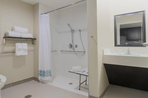 biała łazienka z prysznicem i umywalką w obiekcie TownePlace Suites by Marriott McAllen Edinburg w mieście Edinburg