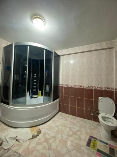 baño con aseo y ventana grande en İstanbul Otel Süit en Estambul