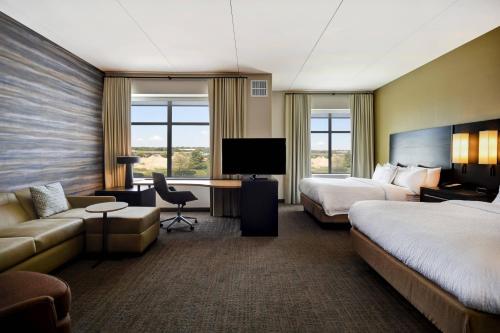 Habitación de hotel con 2 camas y sofá en Residence Inn by Marriott Cincinnati Northeast/Mason en Mason