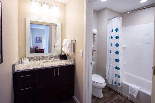 y baño con lavabo, aseo y espejo. en TownePlace Suites by Marriott Southern Pines Aberdeen, en Aberdeen
