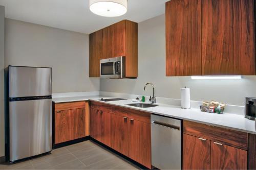 Cuisine ou kitchenette dans l'établissement Residence Inn by Marriott Orlando at FLAMINGO CROSSINGS Town Center