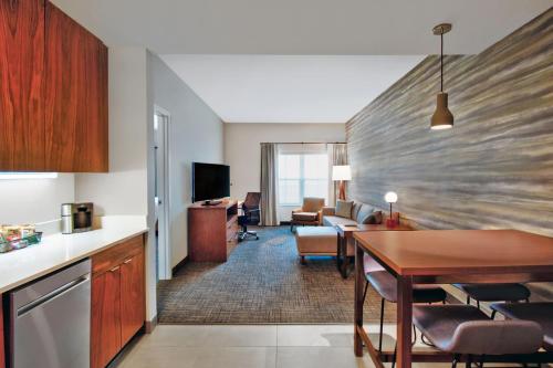 Cuisine ou kitchenette dans l'établissement Residence Inn by Marriott Orlando at FLAMINGO CROSSINGS Town Center
