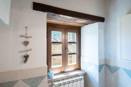 łazienka z oknem w pokoju w obiekcie Appartamento Castagnolo - Cortona w mieście Corgna