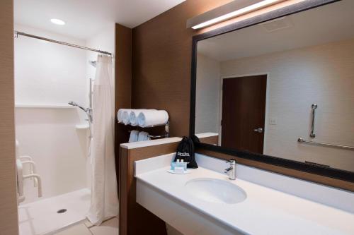 baño con lavabo y espejo grande en Fairfield Inn & Suites by Marriott Scottsbluff en Scottsbluff