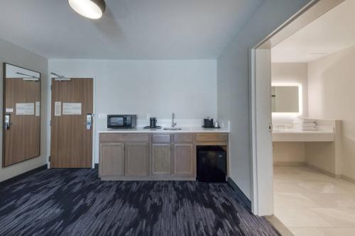 ein leeres Zimmer mit einem Waschbecken und einer Küche in der Unterkunft Fairfield Inn & Suites by Marriott Charlotte Belmont in Belmont