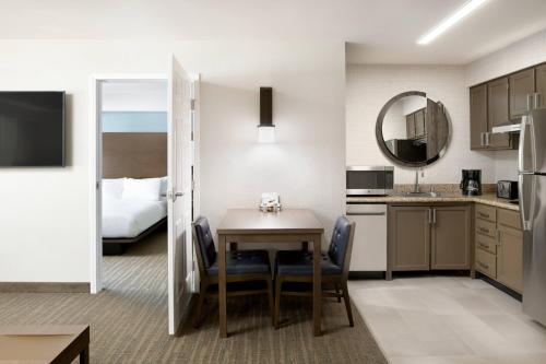 Η κουζίνα ή μικρή κουζίνα στο Residence Inn Pleasanton