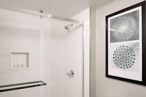 Ένα μπάνιο στο Residence Inn Pleasanton