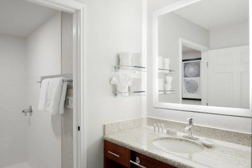 een witte badkamer met een wastafel en een spiegel bij Residence Inn Pleasanton in Pleasanton