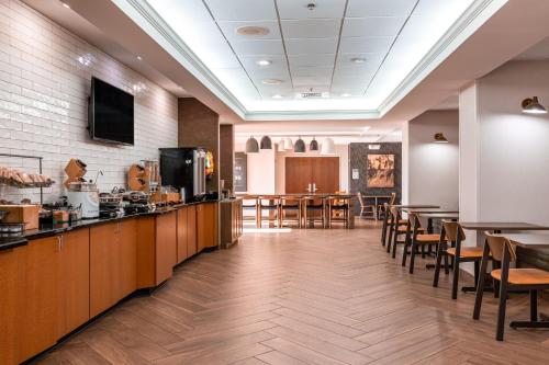 En restaurant eller et andet spisested på Fairfield Inn by Marriott Evansville West