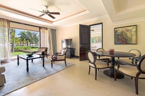 Ein Sitzbereich in der Unterkunft The Westin Turtle Bay Resort & Spa, Mauritius