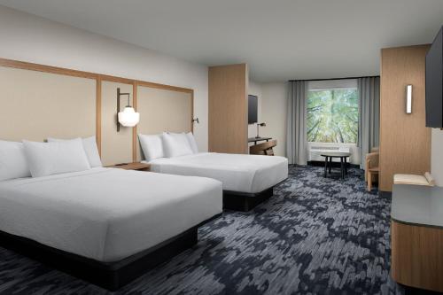 Fairfield Inn & Suites by Marriott Boise West في بويز: غرفة فندقية بسريرين ومكتب