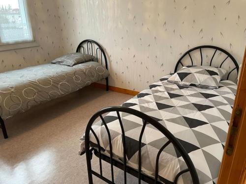 une chambre avec deux lits dans une pièce dans l'établissement Grand T3 Terrasse calme Vue sur citadelle, à Besançon