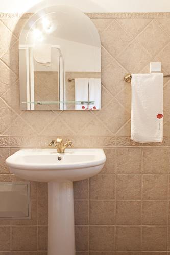 a bathroom with a sink and a mirror at Monte dos Avós in Querença