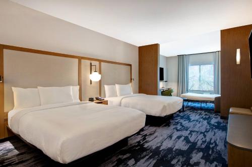 um quarto de hotel com duas camas e uma janela em Fairfield Inn & Suites by Marriott Chicago Bolingbrook em Bolingbrook