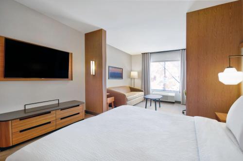 Postel nebo postele na pokoji v ubytování Fairfield by Marriott Inn & Suites Cincinnati North West Chester