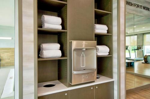 um armário com toalhas e um dispensador de toalhas em Fairfield by Marriott Inn & Suites Cincinnati North West Chester em West Chester