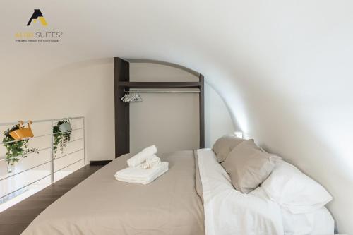 a bedroom with a white bed and a basketball hoop at ALIBI SUITES Loft: Centralissimo con Free WiFi, Netflix, A/C e tutti i Comfort in Ruvo di Puglia