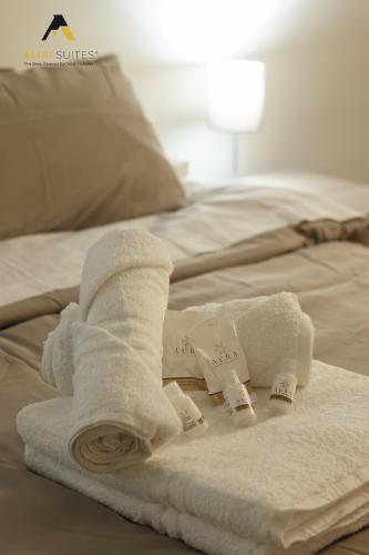 a pile of towels sitting on top of a bed at ALIBI SUITES Loft: Centralissimo con Free WiFi, Netflix, A/C e tutti i Comfort in Ruvo di Puglia