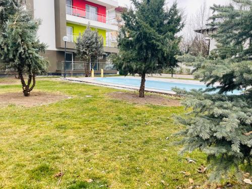 un patio con árboles frente a un edificio en Air Residence, en Otopeni